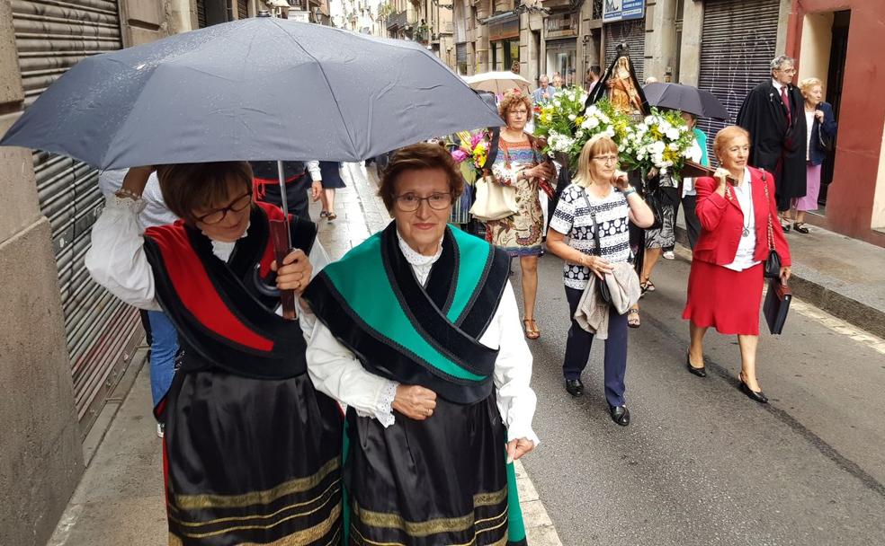 Un instante de la procesión del Centro Leonés en Cataluña por las calles de Barcelona este domingo.