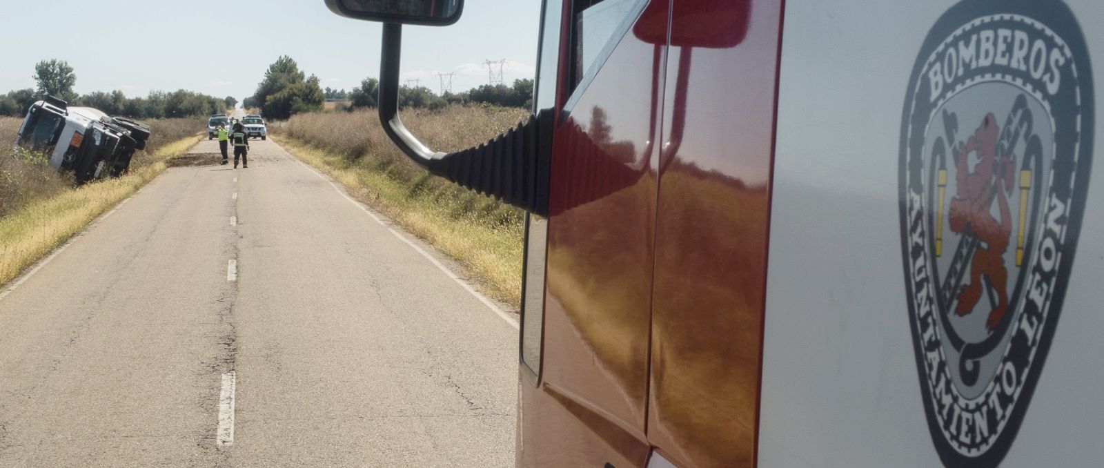 Bomberos de León ha intervenido en el lugar del accidente | La carretera ha quedado cortada hasta que este miércoles se pueda proceder al trasvase de la cisterna con un total de 48 toneladas de líquido principalmente propano