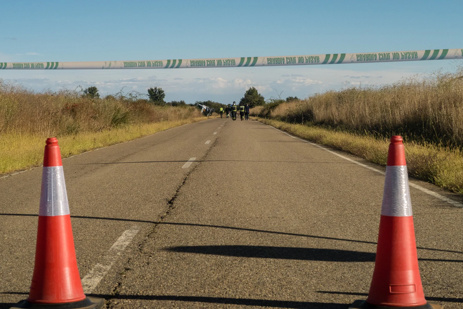 Bomberos de León ha intervenido en el lugar del accidente | La carretera ha quedado cortada hasta que este miércoles se pueda proceder al trasvase de la cisterna con un total de 48 toneladas de líquido principalmente propano