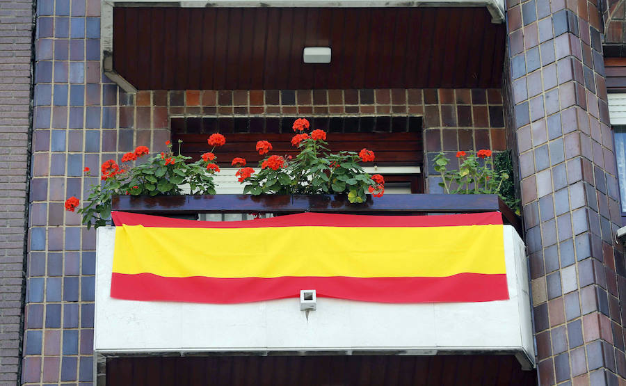 Una bandera de España luce en el balcón de una vivienda.