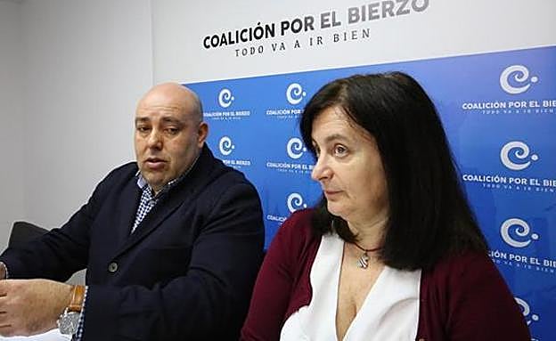 La portavoz de CB en Puente de Domingo Flórez, Secundina Vázquez, junto al secretario de Organización del partido, Pedro Quintana. 