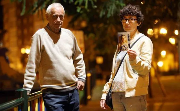 Roberto Álvarez e Isabel Santiago posan con una foto de su hija la semana pasada en La Corredoria.