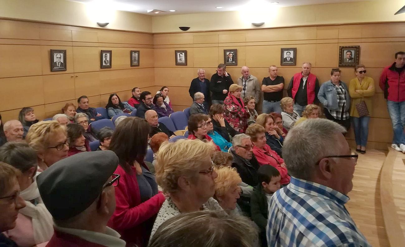 Un centenar de vecinos se citan el Ayuntamiento para debatir sobre la inseguridad en la zona | Una representación municipal con representantes de todos los partidos se reunirá con la subdelegada del Gobierno