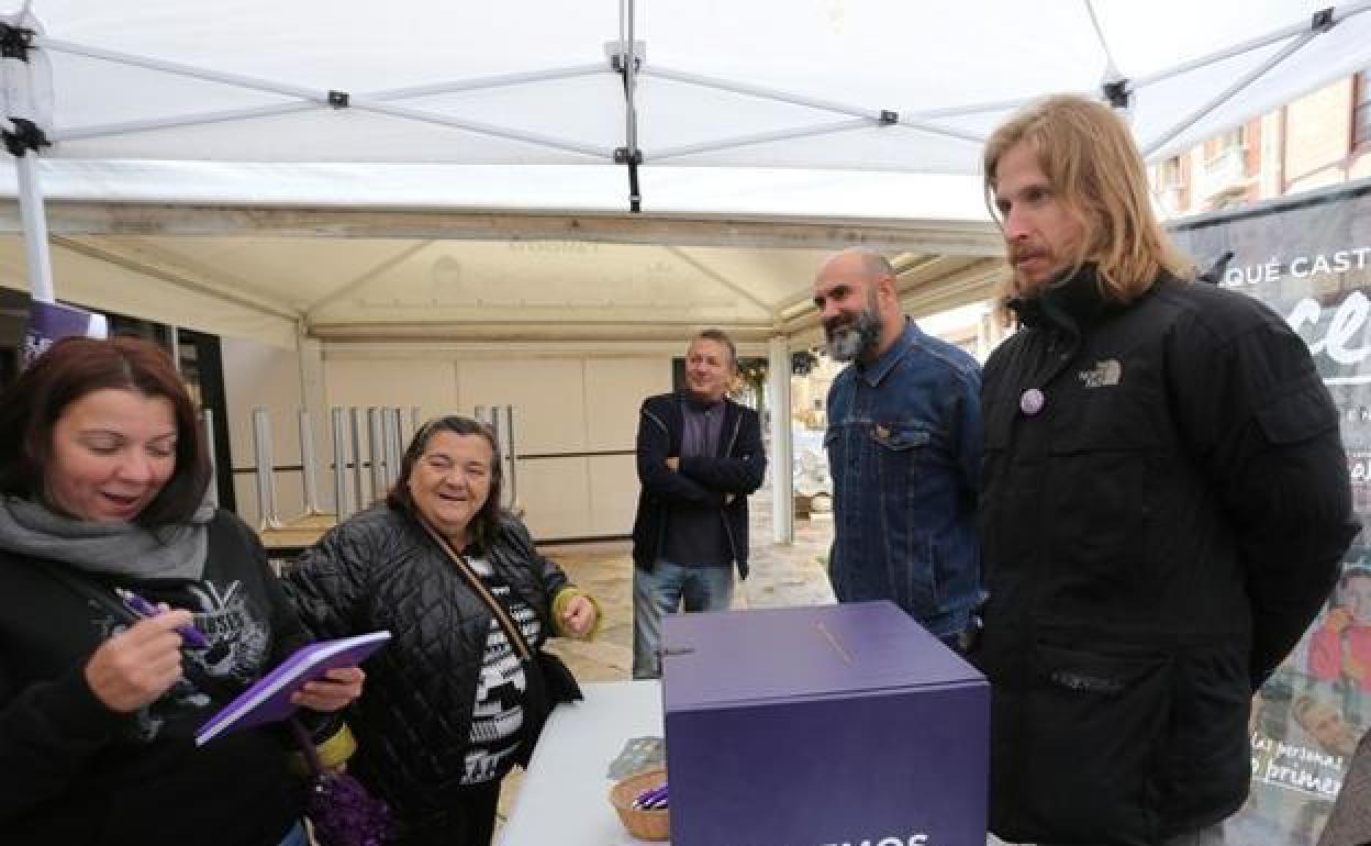 El líder de Podemos en Castilla y León, Pablo Fernández; junto al procurador por Palencia, Ricardo López, presenta en Aguilar de Campoo la campaña ¿Qué Castilla y León hacemos?