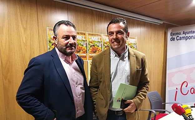 El alcalde de Camponaraya y el secretario de la Sociedad Cooperativa Apícola durante la presentación de la I Feria de la Miel.