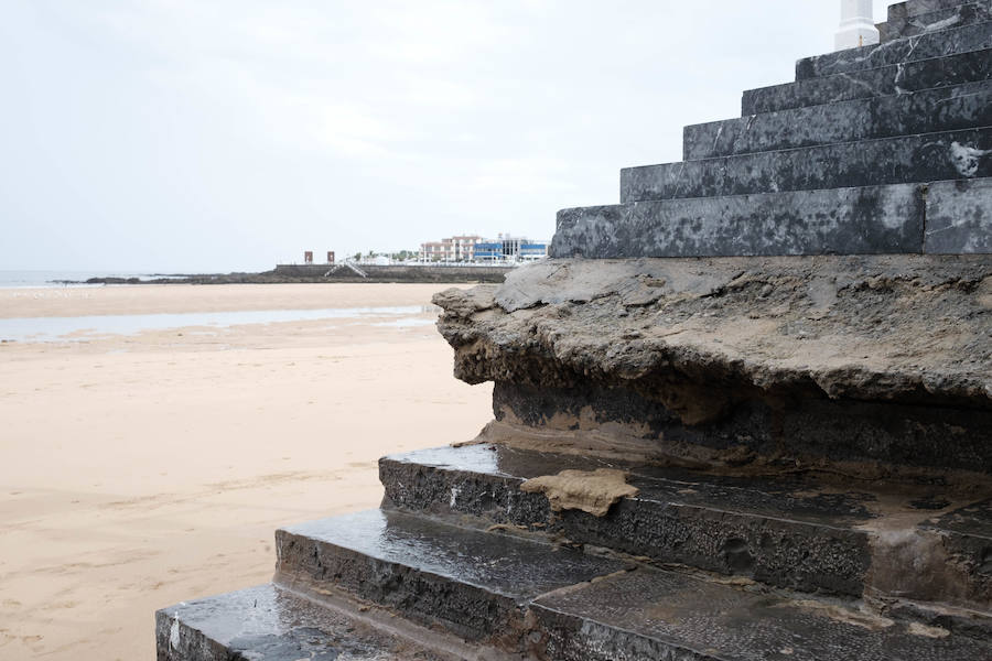 Fotos: La playa de San Lorenzo pierde arena