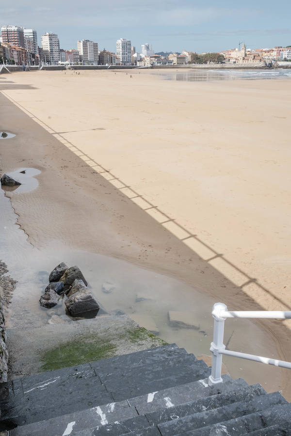 Fotos: La playa de San Lorenzo pierde arena