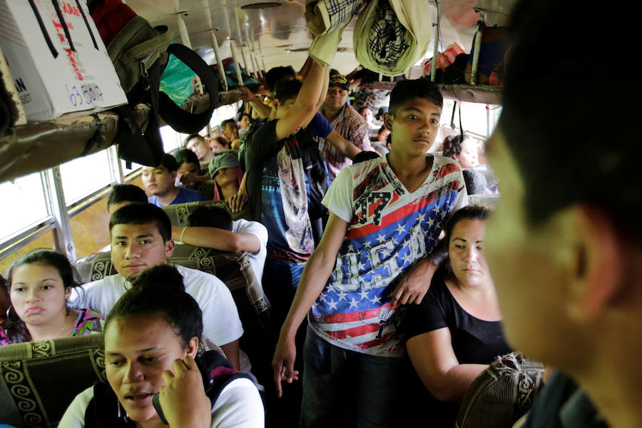 Familias completas iniciaron el sábado la marcha desde Honduras hacia Estados Unidos