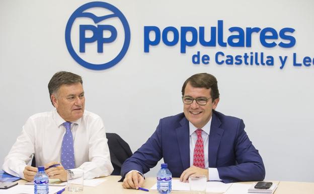 El presidente del PP de Castilla y León, Alfonso Fernández Mañueco (D), se reúne con los presidentes provinciales del partido. Le acompaña en la imagen el secretario autonómico, Francisco Vázquez (I).
