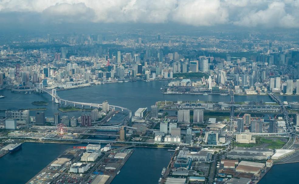 Vista aérea de la ciudad de Tokio y su bahía. 