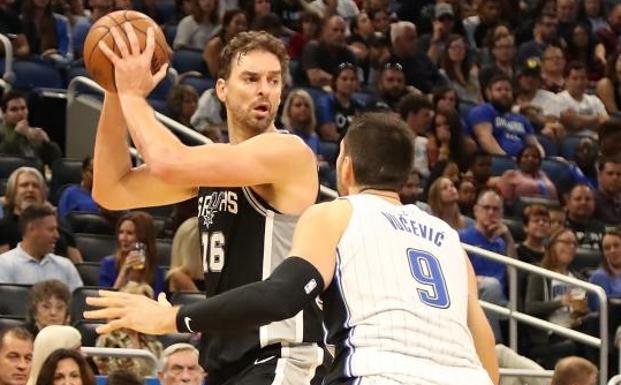 Pau Gasol, en una acción ante Nikola Vucevic, de los Orlando Magic. 