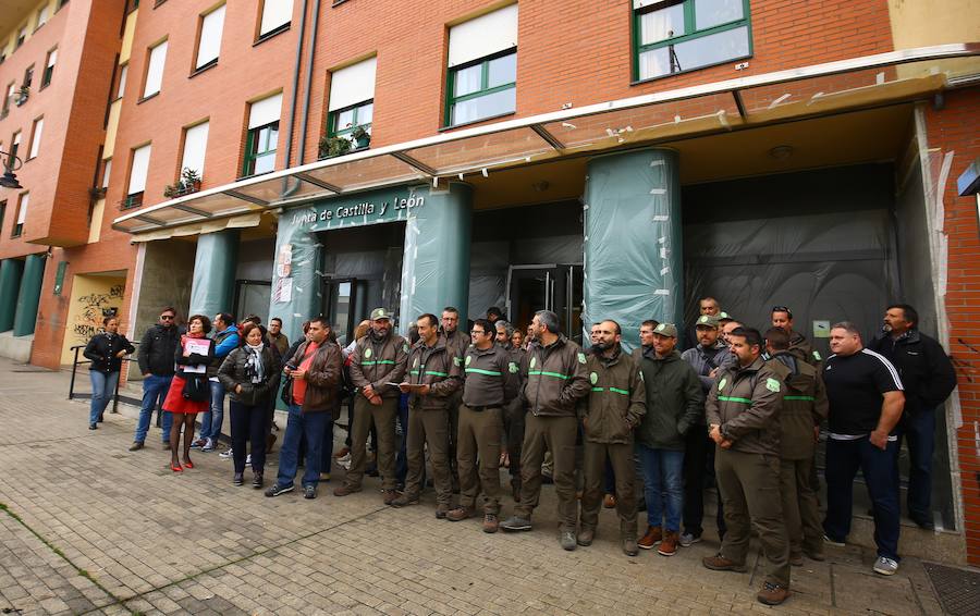 Fotos: Concentración ante la sede de la Junta de Castilla y León en Ponferrada