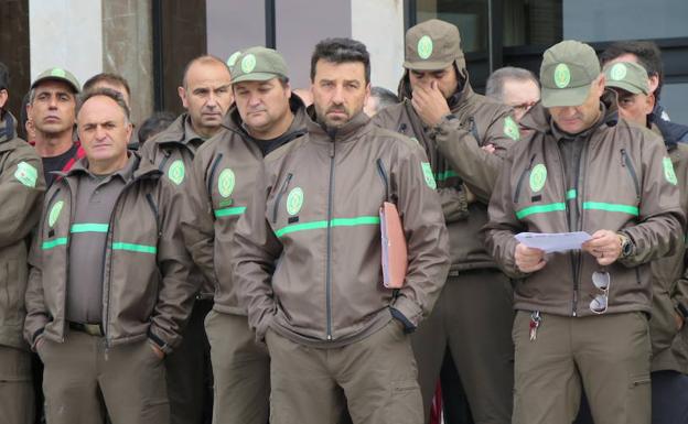 Agentes forestales, durante la concentración. 