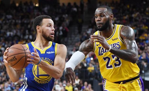 Stephen Curry y LeBron James, en uno de los duelos de pretemporada entre Warriors y Lakers. 