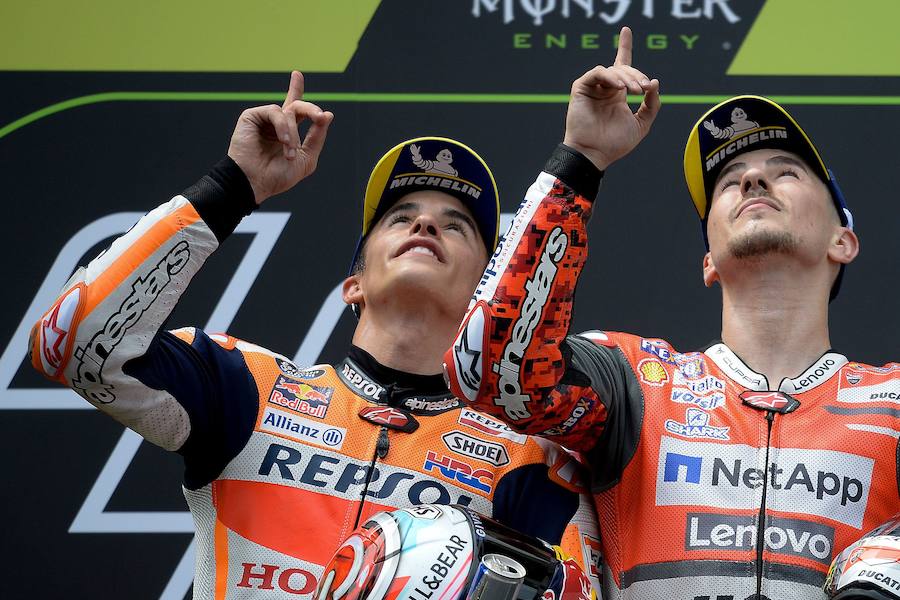 GP de Cataluña. Jorge Lorenzo ganó el duelo a Marc Márquez, pero ambos pudieron dedicarle la carrera al joven piloto Andreas Pérez, fallecido unos días antes. 