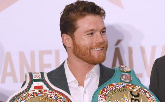 Canelo Álvarez, con sus cinturones de campeón mundial del CMB y de la AMB. 