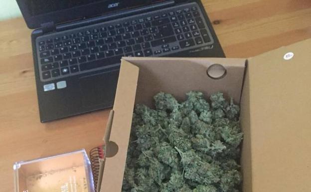 Los agentes localizaron una caja repleta de cogollos de marihuana y una báscula digital.