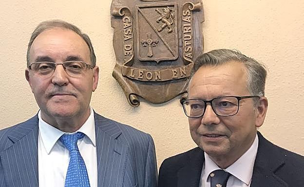José Luis Rubiera, a la derecha, en la Casa de León en Asturias.
