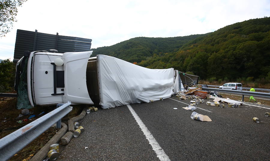 Fotos: Accidente de un camión en la autovía A6 en Trabadelo