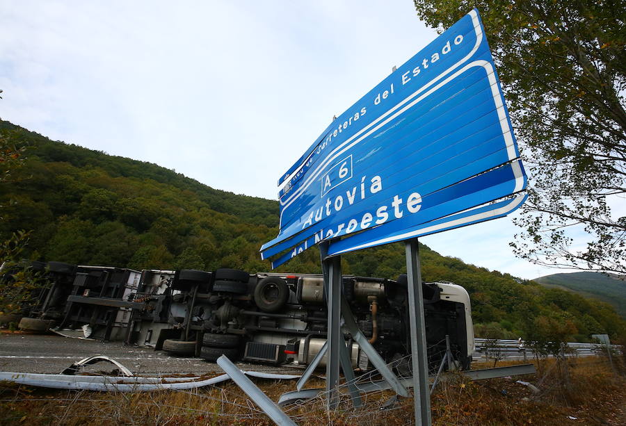 Fotos: Accidente de un camión en la autovía A6 en Trabadelo