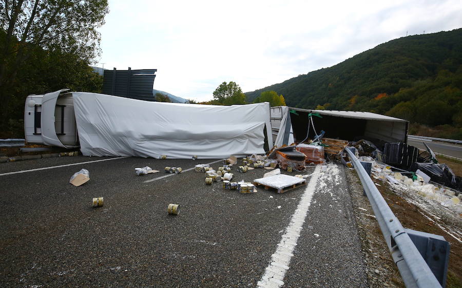 Fotos: Accidente de un camión en la autovía A6 en Trabadelo