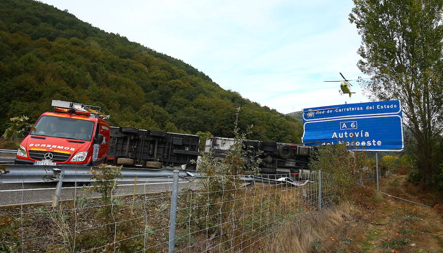 Fotos: Accidente de un camión en la autovía A6 en Trabadelo