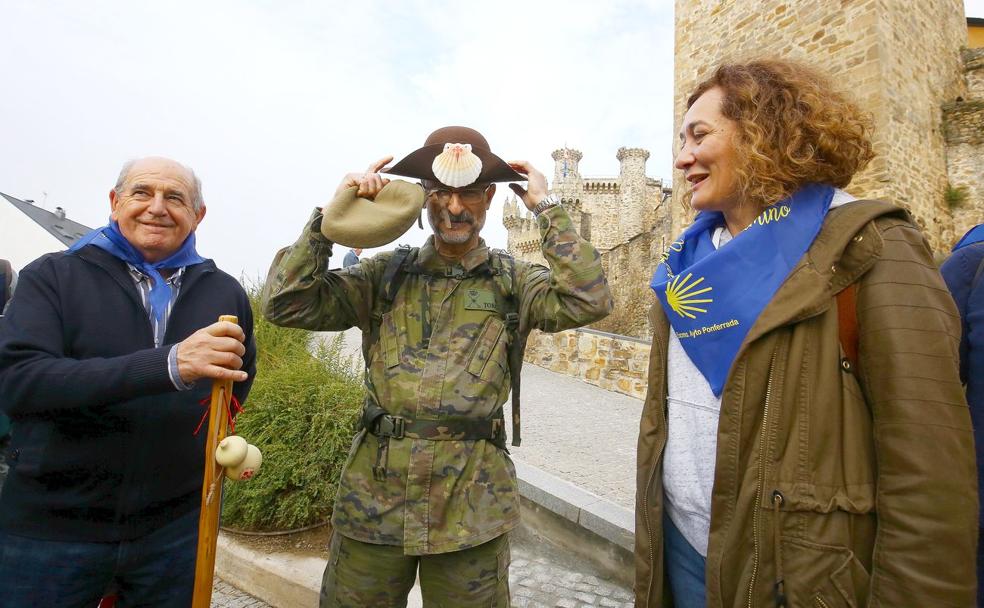 La alcaldesa de Ponferrada, Gloria Fernández Merayo, el General Jefe del Mando de Artillería y de Campaña y Comandante Militar de León, Luis Carlos Torcal en la segunda etapa institucional del Camino de Santiago a su paso por el municipio ante el Castillo de los Templarios.