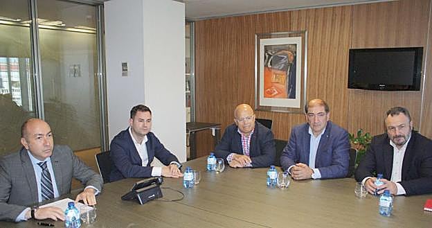 Un instante del encuentro mantenido entre representantes socialistas y el Sepes.