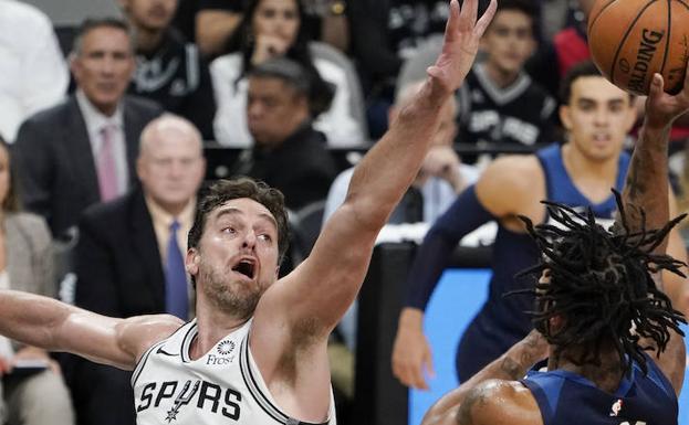 Pau Gasol intenta taponar un balón. 