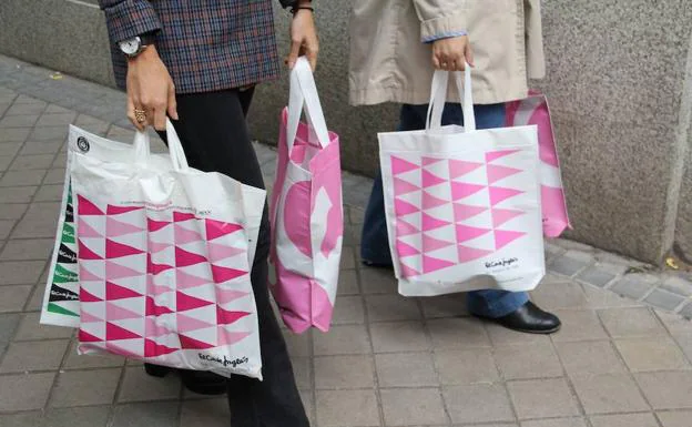 Bolsas del plástico del Corte Inglés en apoyo al Día Mundial del Cáncer de Mama.