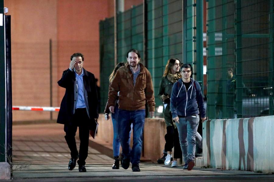 El líder de Podemos, Pablo Iglesias, sale de la prisión de Lledoners.