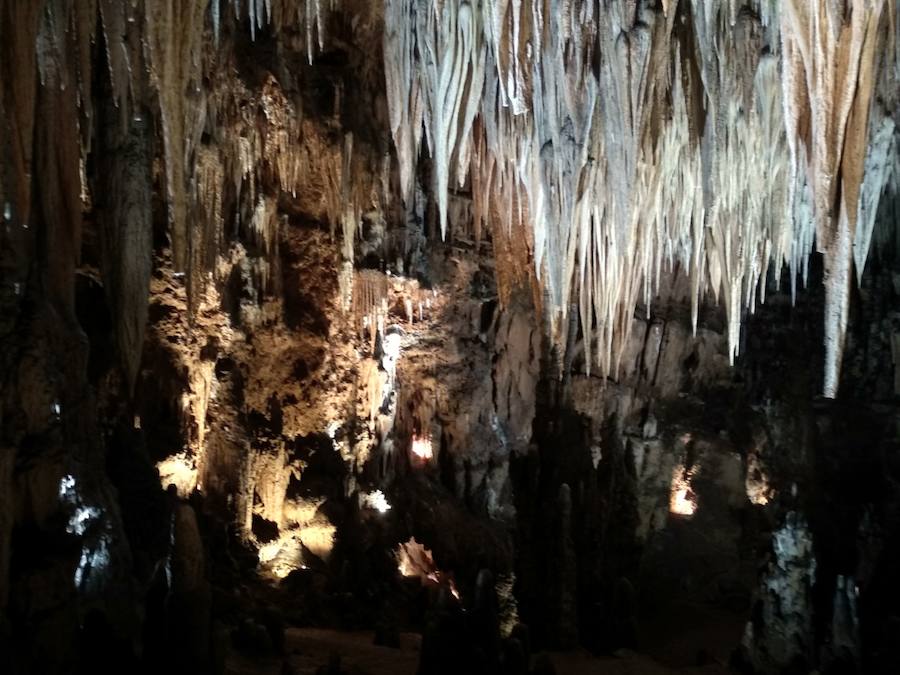 La cueva de Valporquero es una de las visitas obligadas para leoneses y visitantes de la provincia en la que quedarán sorprendidos en un viaje al interior de la tierra y al pasado a través de las miles de formaciones que se podrán contemplar