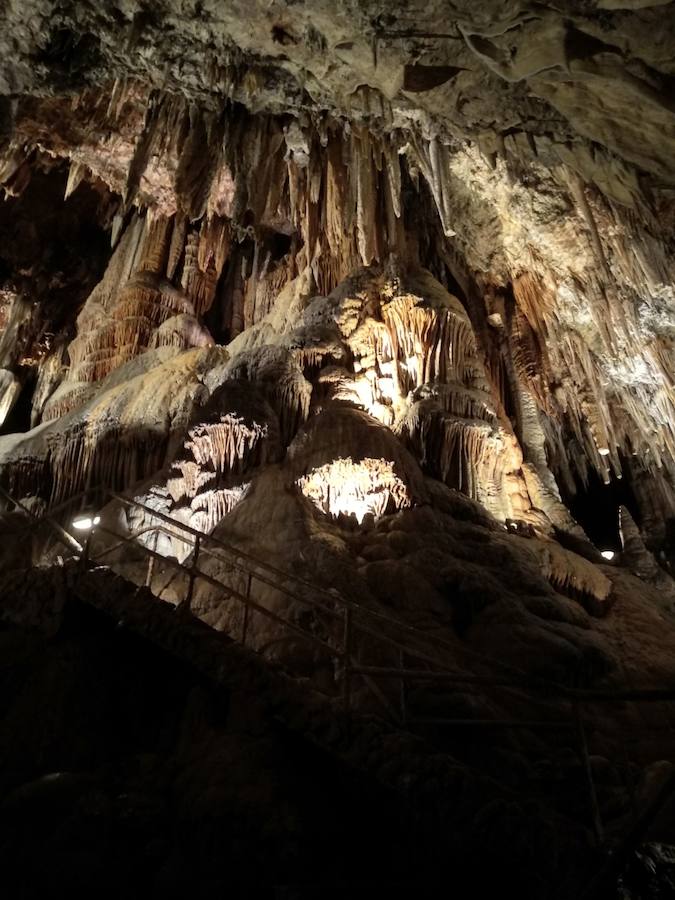 La cueva de Valporquero es una de las visitas obligadas para leoneses y visitantes de la provincia en la que quedarán sorprendidos en un viaje al interior de la tierra y al pasado a través de las miles de formaciones que se podrán contemplar