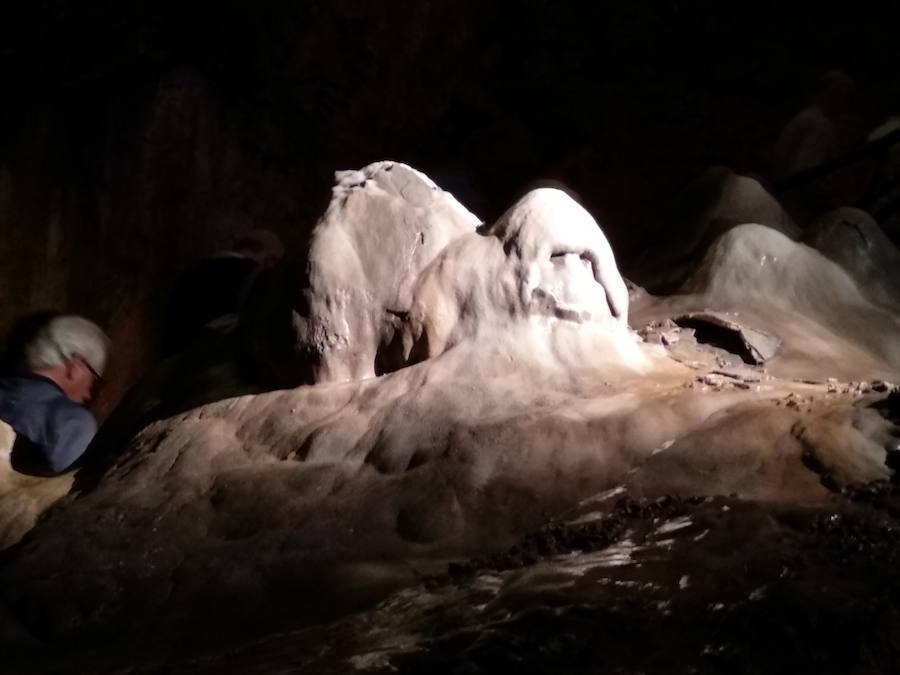 La cueva de Valporquero es una de las visitas obligadas para leoneses y visitantes de la provincia en la que quedarán sorprendidos en un viaje al interior de la tierra y al pasado a través de las miles de formaciones que se podrán contemplar