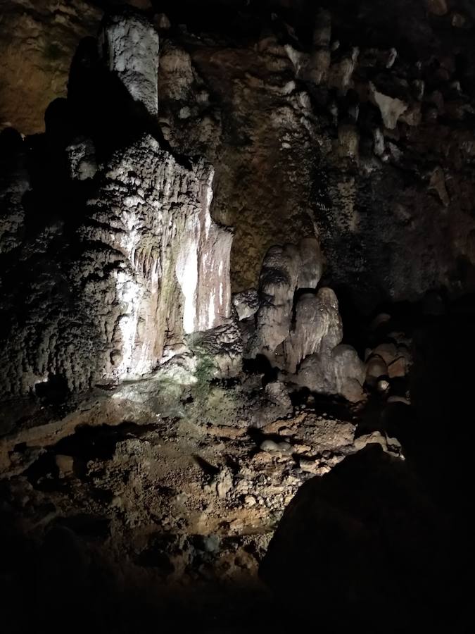 La cueva de Valporquero es una de las visitas obligadas para leoneses y visitantes de la provincia en la que quedarán sorprendidos en un viaje al interior de la tierra y al pasado a través de las miles de formaciones que se podrán contemplar