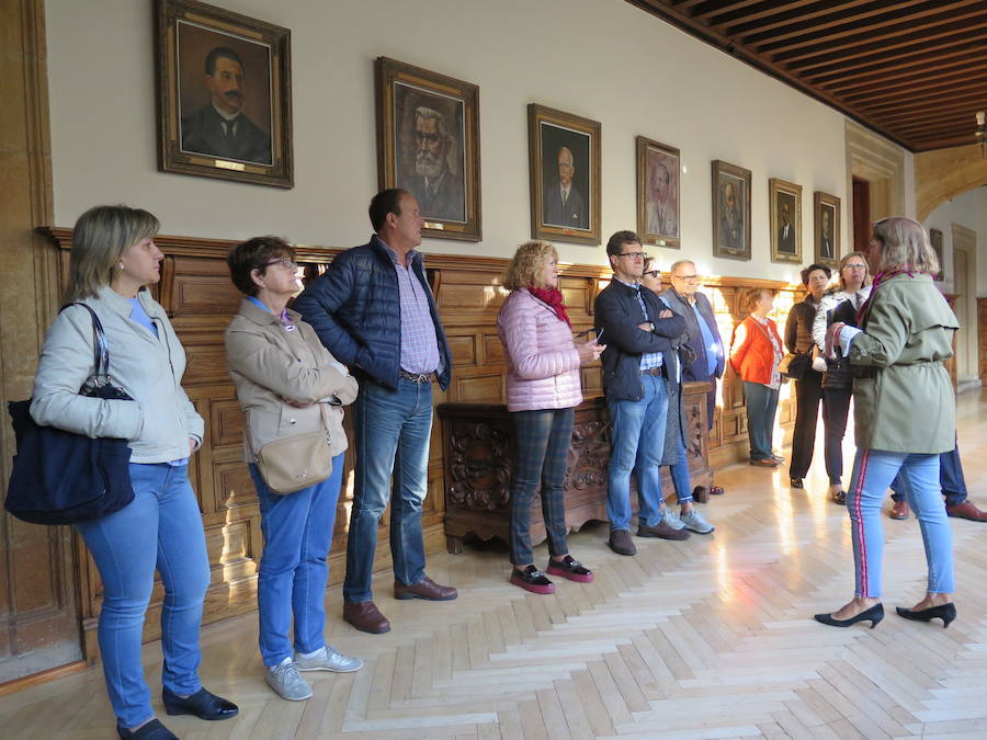 Un momento de la visita en el Palacio de los Guzmanes. 