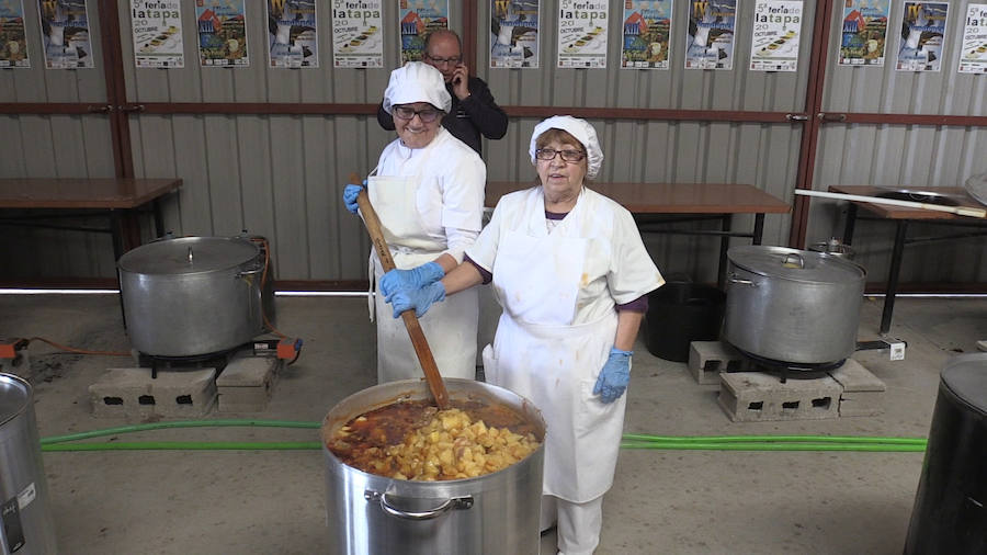 La XIII edición de la Feria de la Patata de Chozas congrega a miles de personas para disfrutar de este tubérculo de la mano de dos grandes cocineras