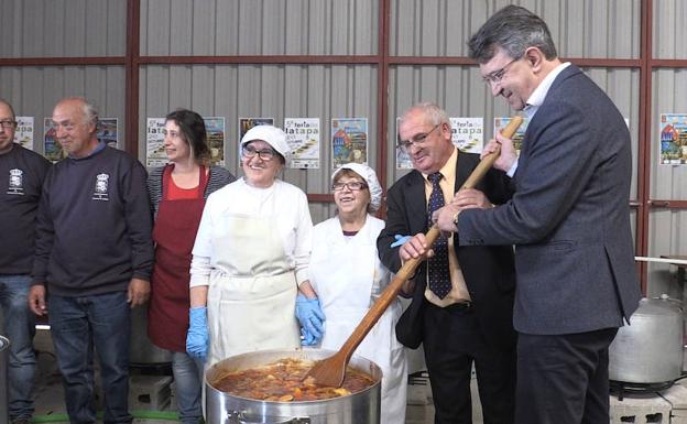 Galería. El presidente de la Diputación y el alcalde de Chozas con las dos cocineras. 