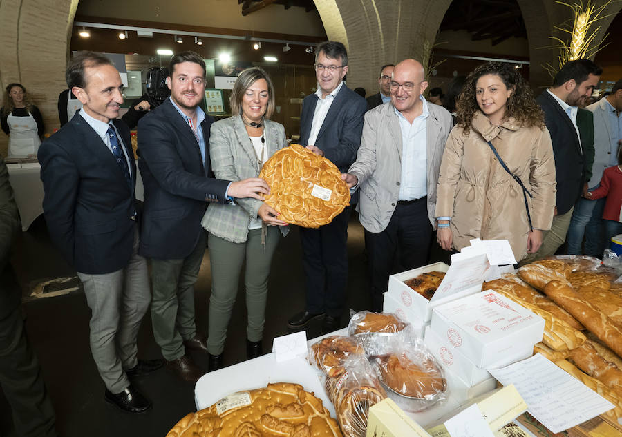 La consejera de Agricultura y Ganadería y portavoz de la Junta de Castilla y León, Milagros Marcos, y el presidente de la Diputación de Valladolid, Jesús Jullio Carnero, inauguran la Feria del Pan y la Lenteja de Tierra de Campos