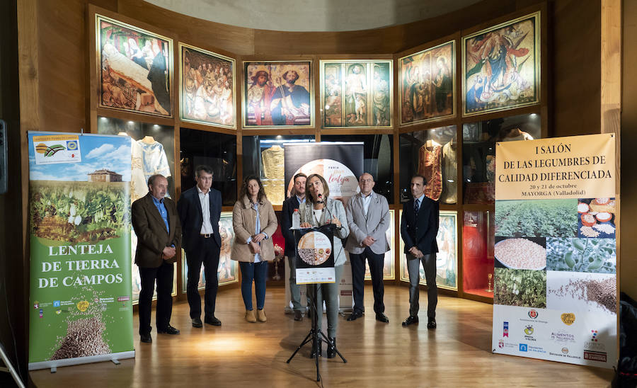 La consejera de Agricultura y Ganadería y portavoz de la Junta de Castilla y León, Milagros Marcos, y el presidente de la Diputación de Valladolid, Jesús Jullio Carnero, inauguran la Feria del Pan y la Lenteja de Tierra de Campos