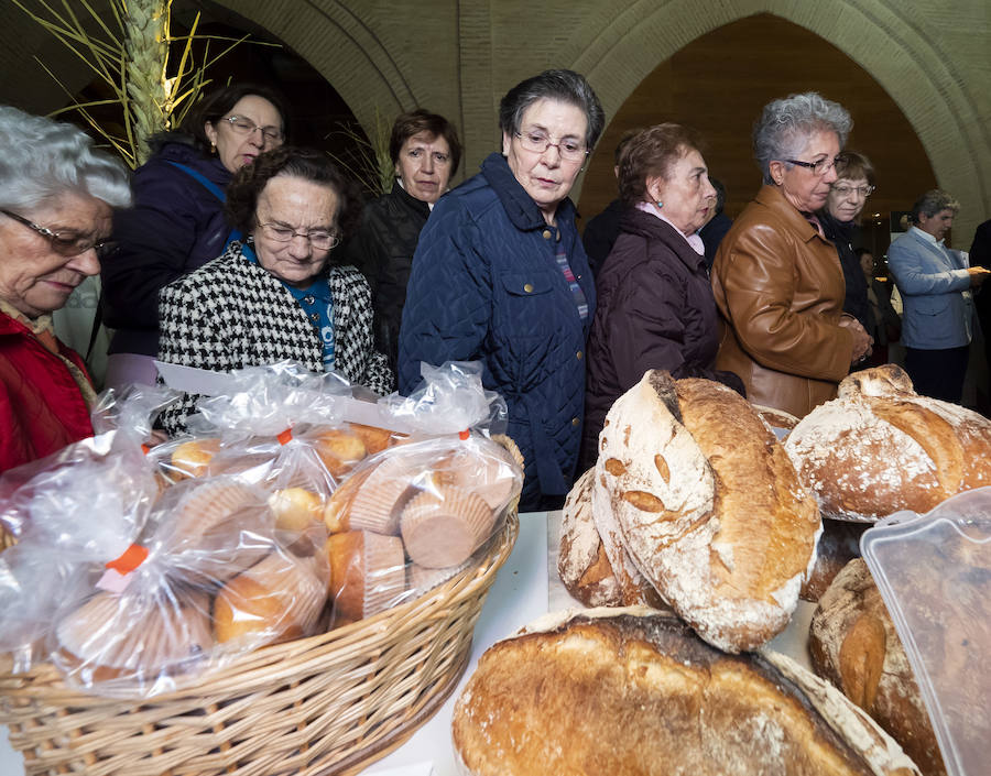 La consejera de Agricultura y Ganadería y portavoz de la Junta de Castilla y León, Milagros Marcos, y el presidente de la Diputación de Valladolid, Jesús Jullio Carnero, inauguran la Feria del Pan y la Lenteja de Tierra de Campos