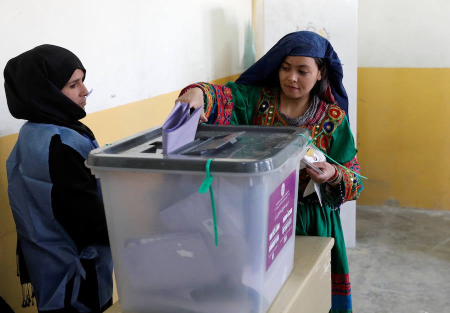 La población afgana ha hecho largas colas este sábado durante unas elecciones que han dejado varios muertos y decenas de heridos.