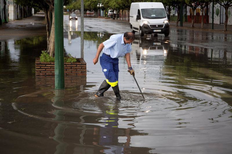 Las mejores imágenes de las lluvias torrenciales que han provocado la muerte de un bombero y numerosos destrozos en la provincia de Málaga