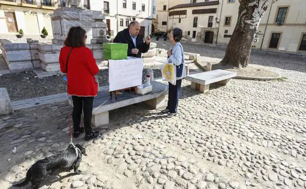 Un grupo de vecinos de la Plaza del Grano de León convoca un referéndum popular para preguntar sobre el resultado final de las obras