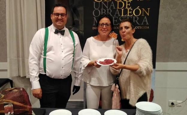 Eva Hache disfruta de la cecina de León. 