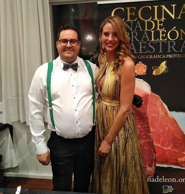 Estefanía Luyk no se resitió a disfrutar de la cecina de León. 