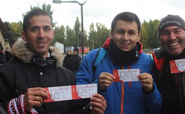 Gente retirando entradas para el partido contra el Real Madrid.