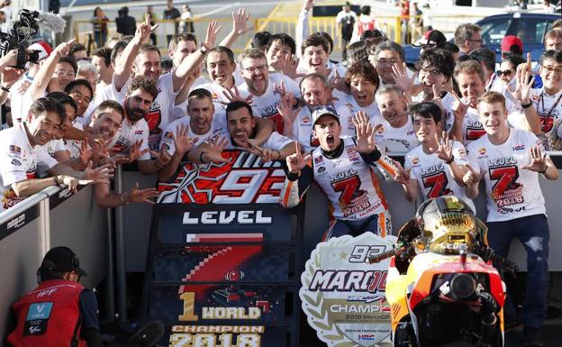 Marc Márquez celebra su séptimo títuo con su equipo. 