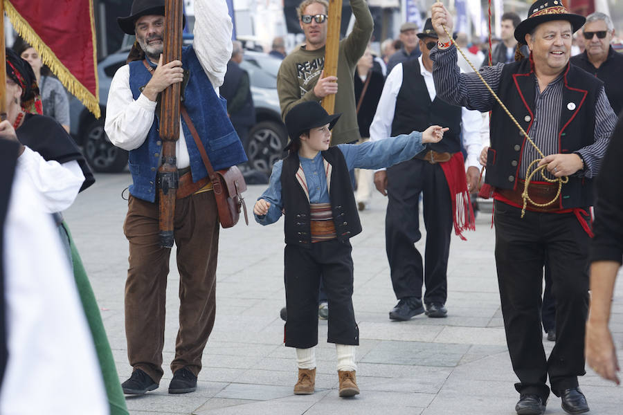 Cerca de 350 leoneses con sus pendones concejiles volvieron a protagonizar el encuentro en representación de 45 pueblos desplegando sus estandartes y recorriendo las calles de Gijón, entre la Plaza Mayor, pasando por el Paseo del Muro de San Lorenzo, y terminando el recorrido en el Hotel Begoña Park.