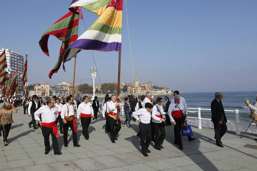 Cerca de 350 leoneses con sus pendones concejiles volvieron a protagonizar el encuentro en representación de 45 pueblos desplegando sus estandartes y recorriendo las calles de Gijón, entre la Plaza Mayor, pasando por el Paseo del Muro de San Lorenzo, y terminando el recorrido en el Hotel Begoña Park.